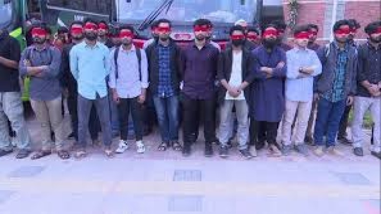 চোখে লাল কাপড় বেঁধে ঢাকার পথে কুয়েটের ৮০ শিক্ষার্থ...