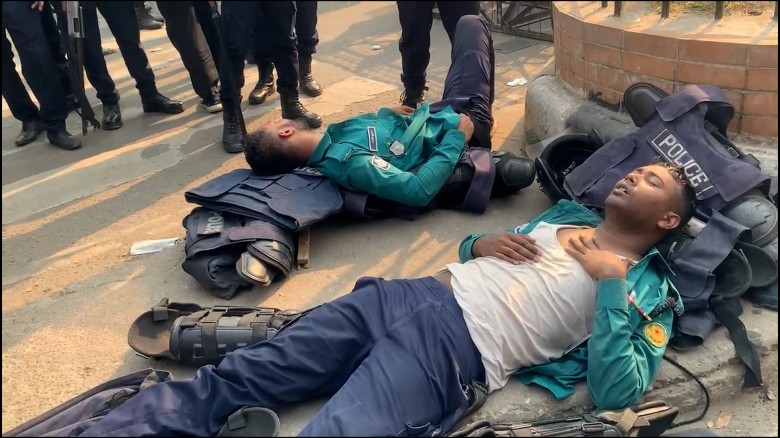 শাহবাগে আন্দোলনকারীদের সঙ্গে সংঘর্ষ: পুলিশের মামলা...