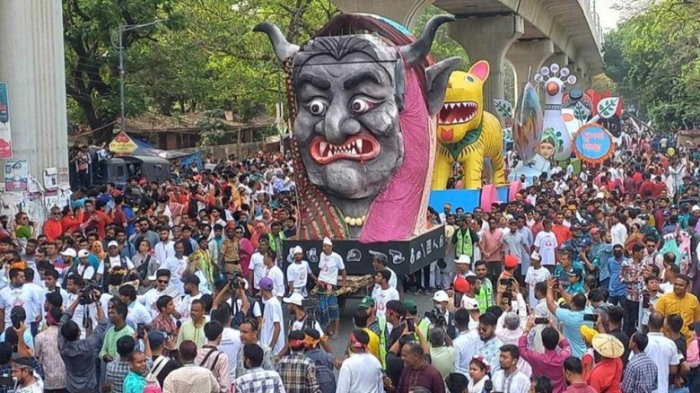 বর্ষবরণের শোভাযাত্রায় হাজারো মানুষের ঢল...
