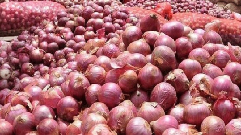 হঠাৎ-করেই-ফের-অস্থির-পেঁয়াজের-বাজার