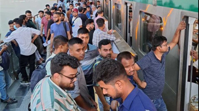 বৈদ্যুতিক ত্রুটির কারণে মেট্রোরেল চলাচল বন্ধ