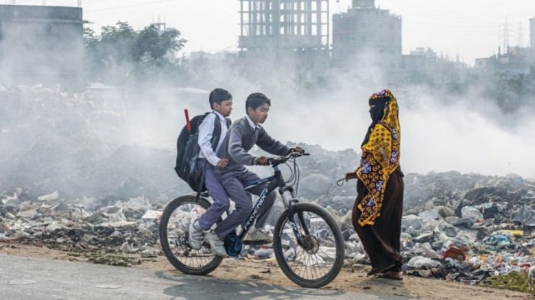 বিশ্বে আজ বায়ু দূষণে শীর্ষে ঢাকা...