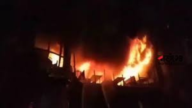 বেইলি রোডে রেস্তোরাঁয় আগুন, কাজ করছে ফায়ার সার্ভ...