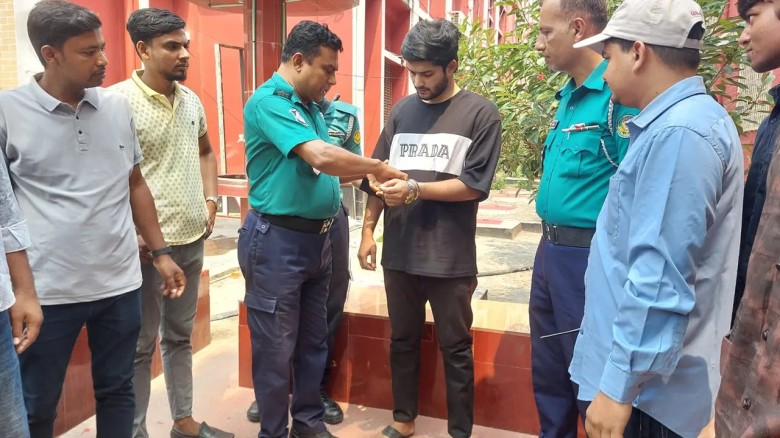 কলেজে ভাইভা দিতে এসে নিষিদ্ধ ছাত্রলীগ কর্মী আটক...