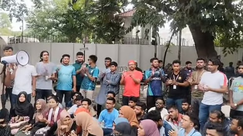 কাকরাইল মোড়ে জগন্নাথ বিশ্ববিদ্যালয়ের আন্দোলনকারীদে...
