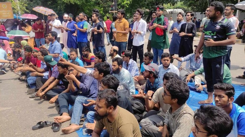 কাকরাইলে জড়ো হচ্ছেন জবি শিক্ষার্থীরা, চলছে অনশনের ...