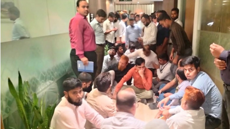 অর্থ উপদেষ্টার অফিস কক্ষে কর্মকর্তা-কর্মচারীদের অবস্থান