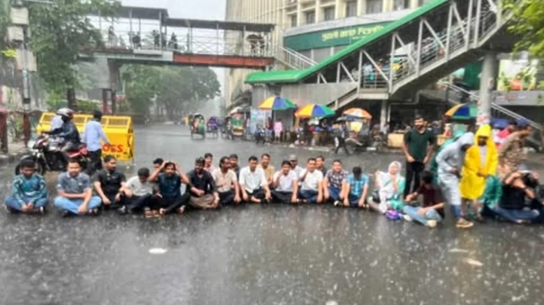 বৃষ্টির মধ্যেই শাহবাগে ছাত্রদলের অবরোধ...