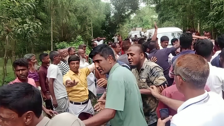 শেরপুরে উপদেষ্টা রিজওয়ানার গাড়িবহরে হামলা...