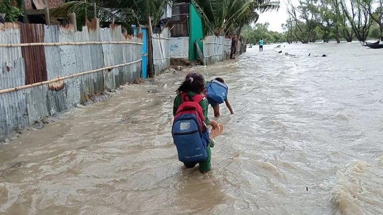 কক্সবাজারে তলিয়ে গেছে শত শত ঘরবাড়ি, মৃত্যু-১...