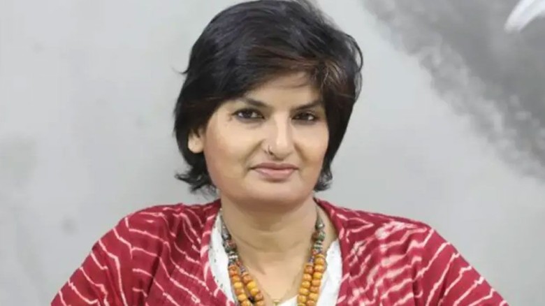 মা-স্বামী-ভাইসহ সাংবাদিক মুন্নি সাহার দেশত্যাগে নি...