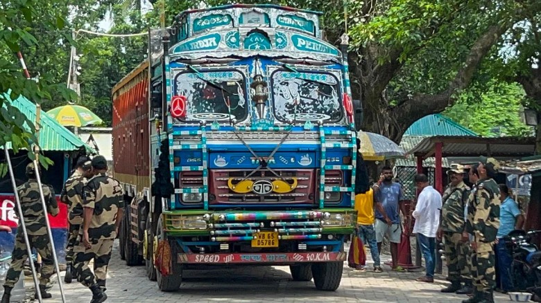 ভুটান থেকে বাংলাদেশগামী পাথরবাহী ট্রাক সীমান্তে আট...