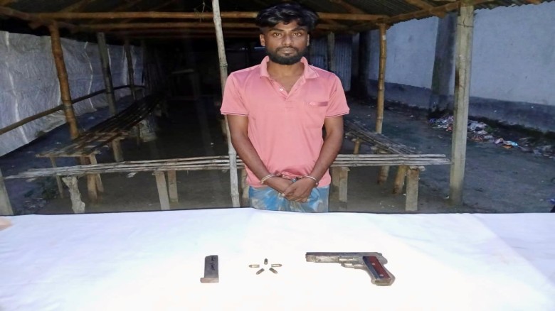 কাশিয়াডাঙ্গায় অস্ত্র ও গুলিসহ দুই সন্ত্রাসী গ্রে...