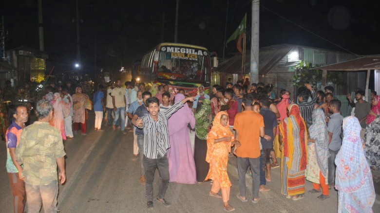 অটো স্ট্যান্ড দখল নিয়ে বিএনপির দুই গ্রুপের সংঘর্ষ,...