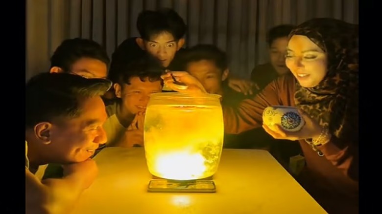 পানিতে গুঁড়া হলুদ মেশানোর ট্রেন্ডিং ভিডিওর ব্যাপারটা আসলে কী