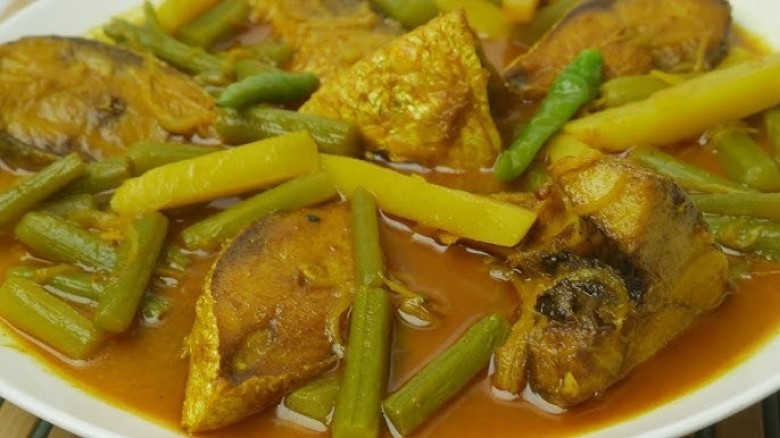 শাপলার ডাঁটায় ইলিশের ঝোল...