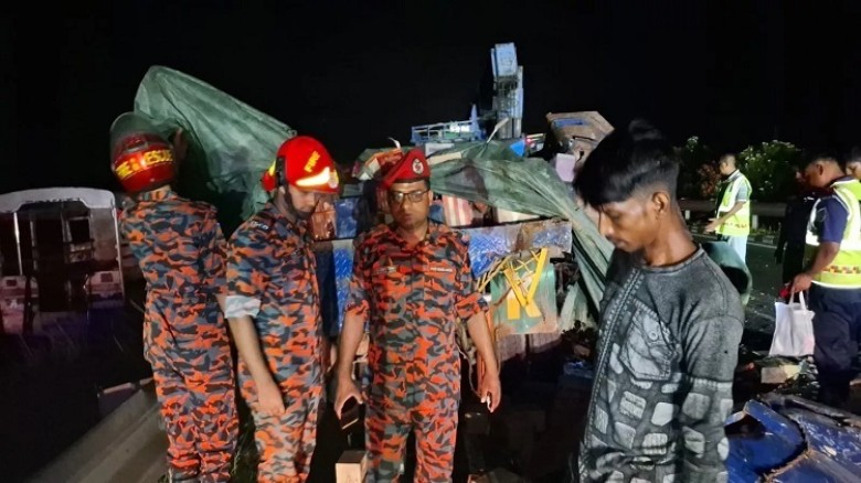 ঢাকা-মাওয়া সড়কে বাস-ট্রাক সংঘর্ষে নিহত ৪