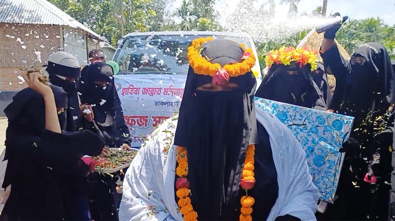 এক বছরে কোরআন মুখস্থ করল নবম শ্রেণির ছাত্রী...
