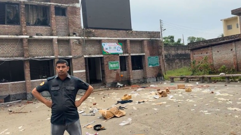 গোপালগঞ্জ জেলা কারাগারে হামলা-ভাঙচুর...