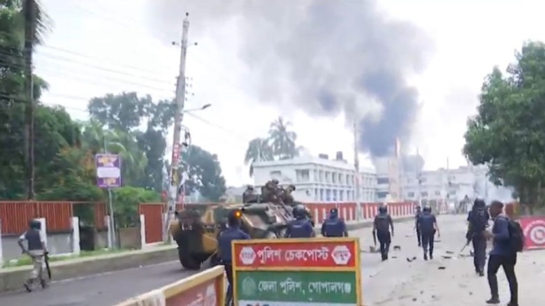 গোপালগঞ্জে ডিসির বাসভবনে হামলা...