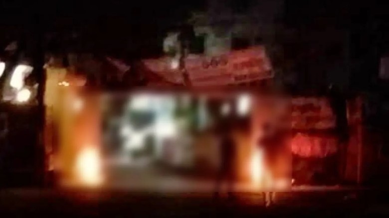 নারায়ণগঞ্জে এনসিপির তোরণে আগুন...