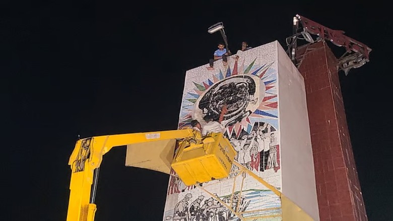 রংপুর মর্ডান মোড়ের ম্যুরাল থেকে মুছে দেওয়া হলো শেখ মুজিবের ছবি