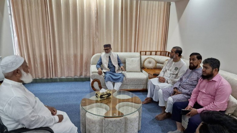বাসায় গিয়ে জামায়াত আমিরের খোঁজ নিলেন ধর্ম উপদেষ্টা...