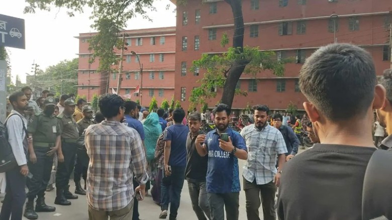 উত্তরায় বিমান বিধ্বস্ত: রক্ত দিতে বার্ন ইন্সটিটিউট...