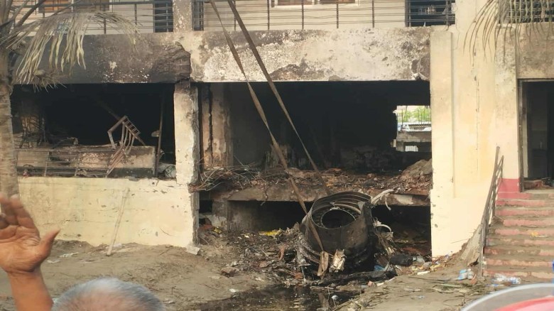‘প্লেনের নাক’ সিঁড়িতে, দুই পাখায় পুড়েছে দুই শিশুদে...