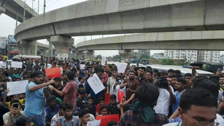 ৬ দাবিতে রাস্তায় মাইলস্টোনের শোকাহত শিক্ষার্থীরা...
