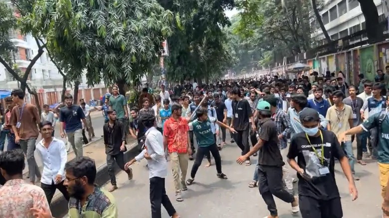 শিক্ষা উপদেষ্টা-সচিবের পদত্যাগের দাবিতে শিক্ষার্থীদের বিক্ষোভ