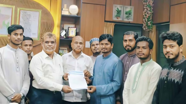 জিয়া হল চালুর দাবিতে ছাত্রশিবিরের স্মারকলিপি...
