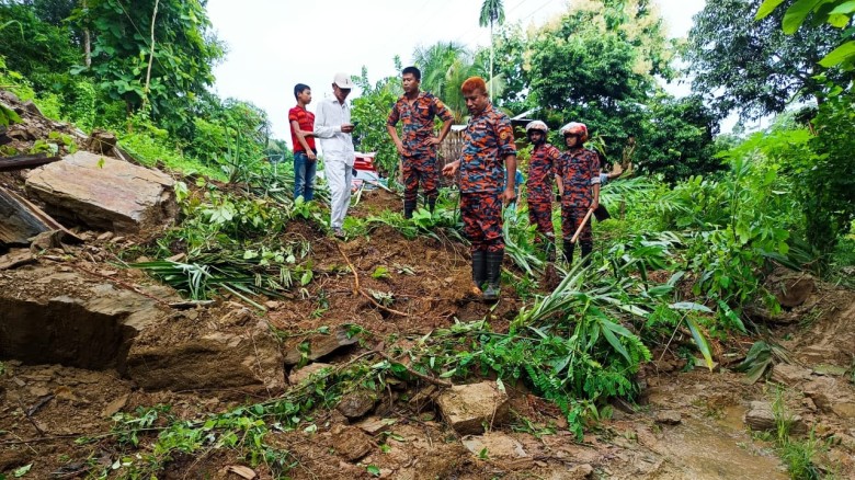 পাহাড়ধসে সাজেকে আটকা ৪ শতাধিক পর্যটক...