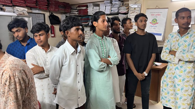 চট্টগ্রামে ‘জয় বাংলা’ স্লোগানে টিকটক বানাতে গিয়ে আটক ১২ যুবক