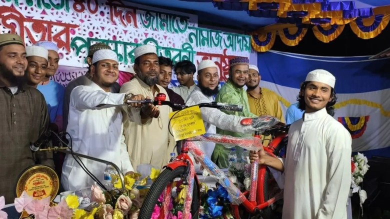 জামাতে নামাজ পড়ে পুরস্কার পেলেন ৬০ শিক্ষার্থী...
