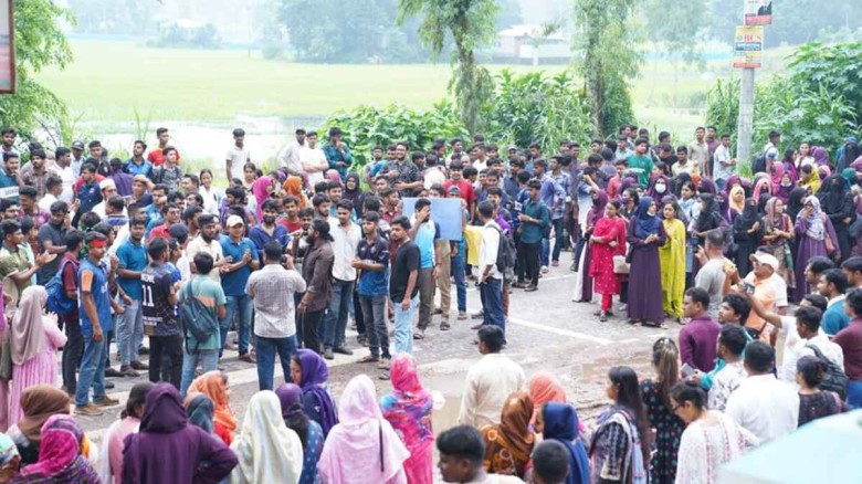 স্থায়ী ক্যাম্পাসের দাবি: মহাসড়কে প্রতীকী ক্লাস রবি...