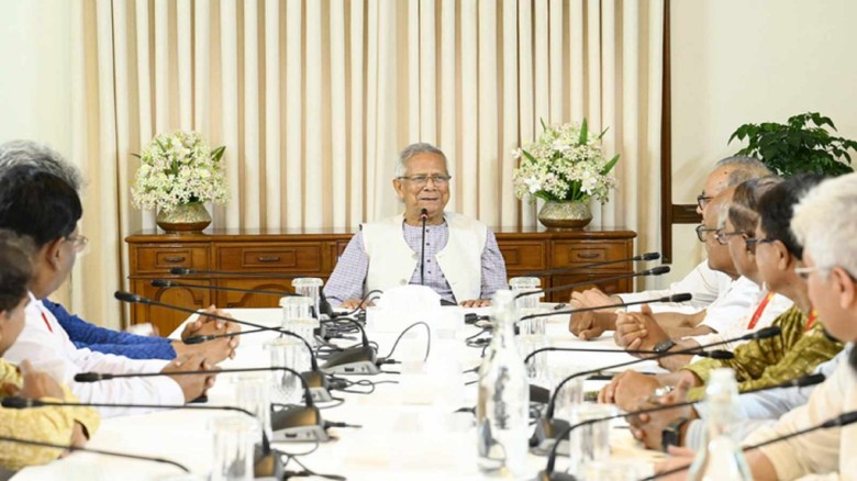 নির্বাচনের প্রস্তুতি নিয়ে প্রধান উপদেষ্টার সঙ্গে আ...