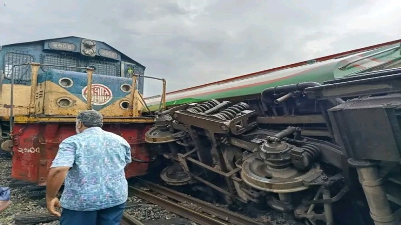 লালমনিরহাটে দুই ট্রেনের মুখোমুখি সংঘর্ষ...