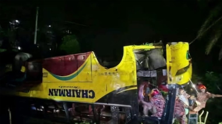 নিয়ন্ত্রণ হারিয়ে বাস খাদে, চালক নিহত...