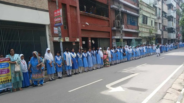 চাঁদাবাজি, সন্ত্রাসের বিরুদ্ধে মোহাম্মদপুরে মাঠে নামলেন শিক্ষার্থীরা