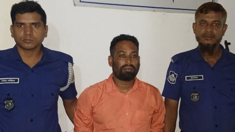 চাঁদাবাজির দায়ে স্বেচ্ছাসেবক দলের নেতা গ্রেপ্তার
