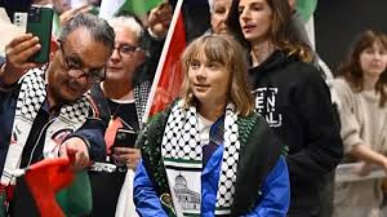 ফ্লোটিলার অভিযাত্রীদের কষ্টের গল্প: ঘণ্টার পর ঘণ্টা পানিতে ভর দিয়ে চলাফেরা