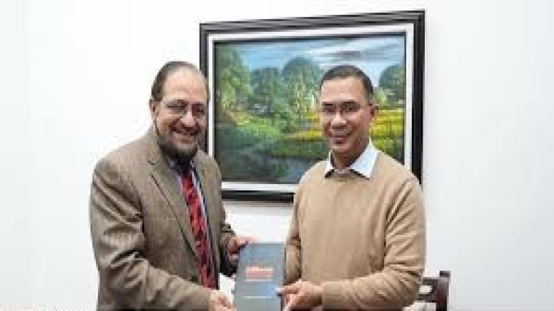 শোকবইয়ে স্বাক্ষর শেষে তারেক রহমানের হাতে