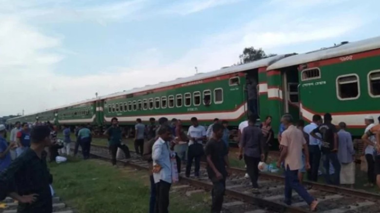 সান্তাহারে নীলসাগর এক্সপ্রেস লাইনচ্যুত: উত্তরবঙ্গের রেল যোগাযোগ অচল