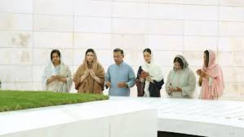 শ্রদ্ধা ও দোয়া: মা-বাবার কবর জিয়ারতে তারেক রহমান
