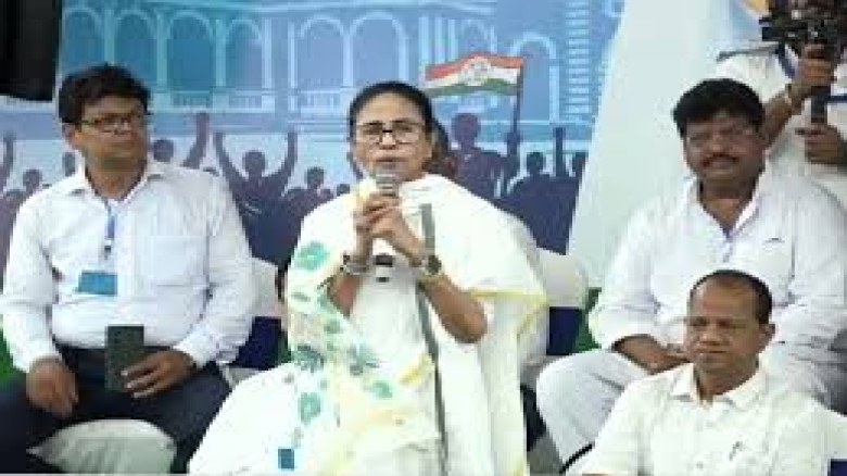 পশ্চিমবঙ্গের মালদায় তালিকা থেকে বাদ পড়া ভোটারদের আন্দোলন, কর্মকর্তারা অবরুদ্ধ