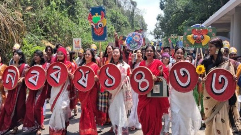 উৎসবের রঙে রাঙা ঢাকা বিশ্ববিদ্যালয়ে নববর্ষ উদ্‌যাপন