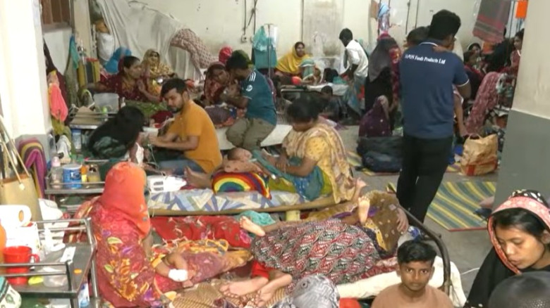 কুমিল্লা মেডিকেলে হাম আক্রান্ত শিশুদের উপচে পড়া ভিড়, সিঁড়িতেও চিকিৎসা