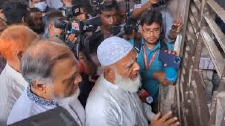 পেট্রলপাম্প পরিদর্শনে গিয়ে জনদুর্ভোগ পরিস্থিতি খতিয়ে দেখলেন জামায়াত আমির