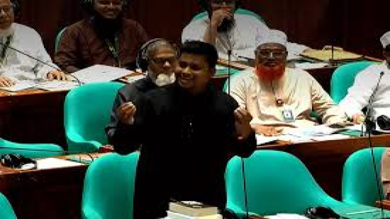 এমপিদের শুল্কমুক্ত গাড়ি নয়, সরকারি গাড়ির ব্যবস্থা চান হাসনাত আবদুল্লাহ